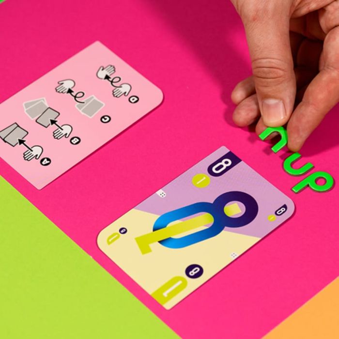 DNUP - dettaglio di una carta e segnalino lettera del gioco