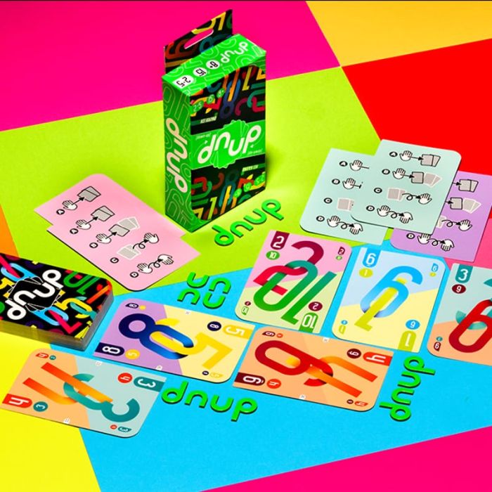 DNUP - esempio di gameplay, mano che gioca le carte, party game Asmodee
