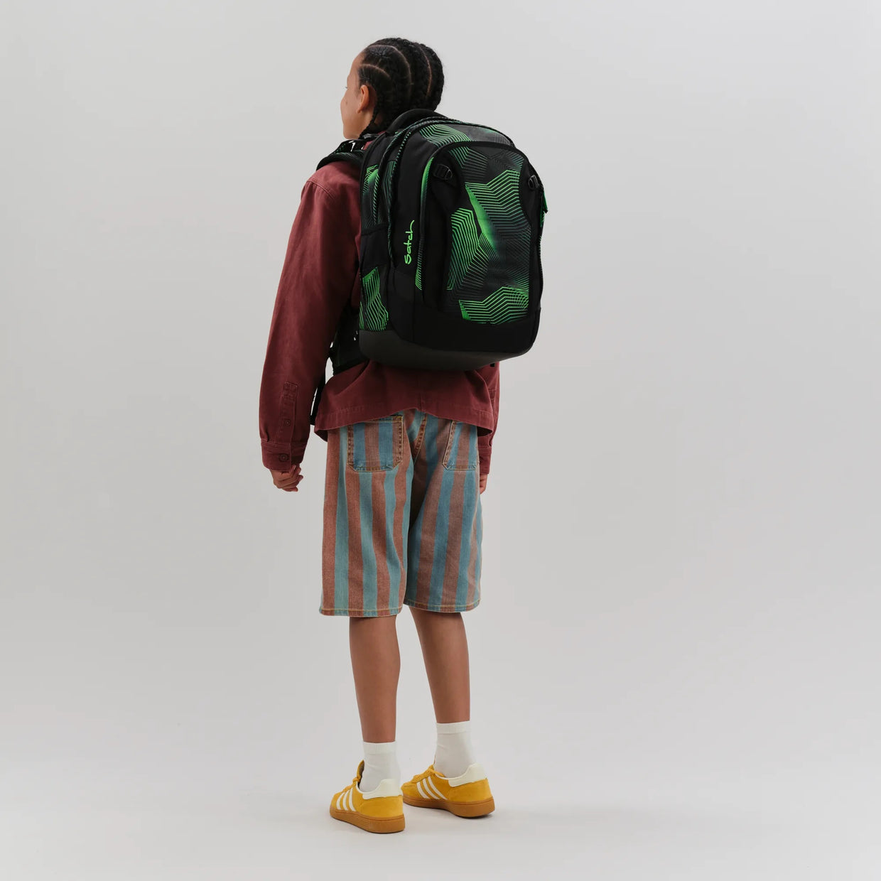 Zaino Satch Match Plus Seismic Green indossato da uno studente