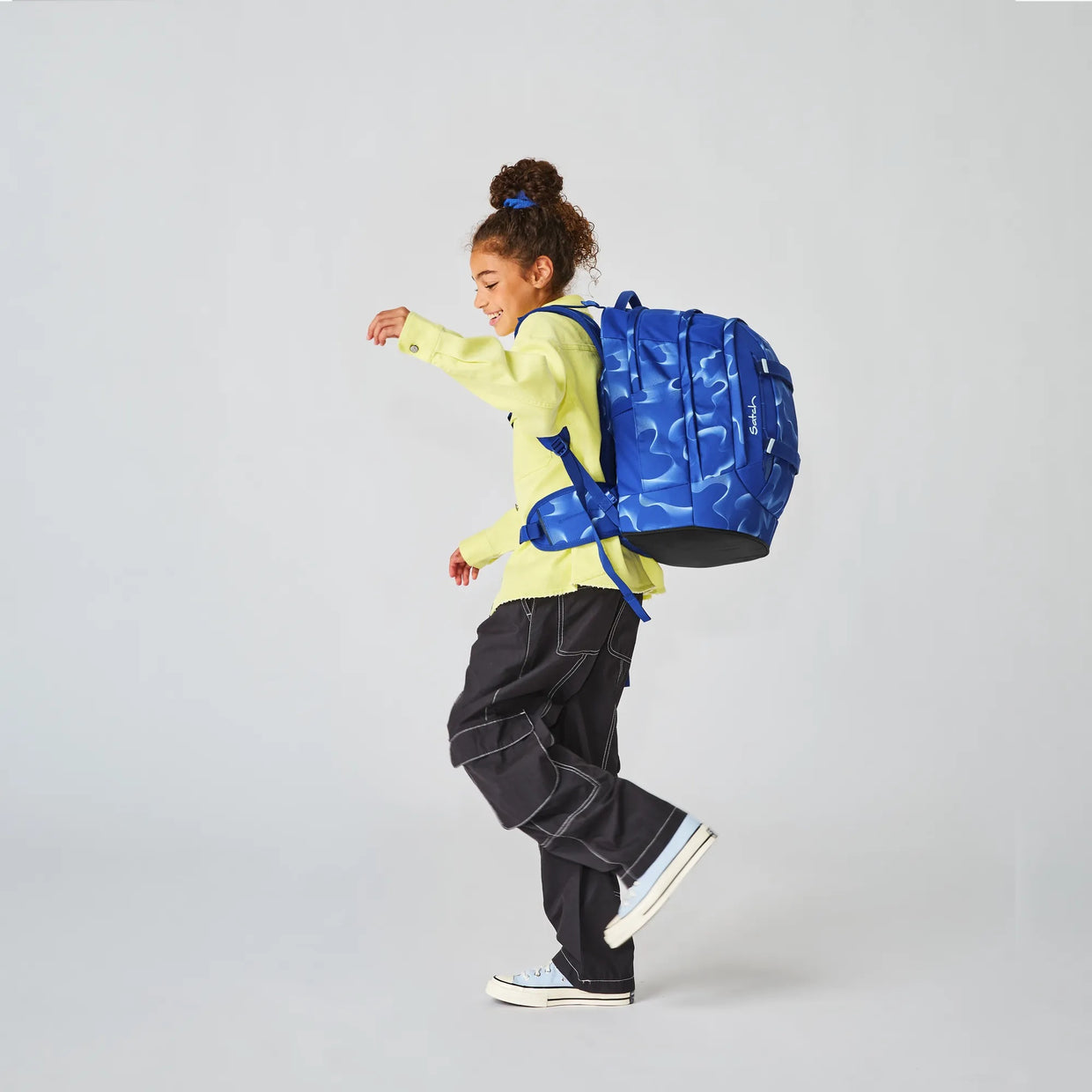 Zaino Satch Pack Vibrant Blue indossato da uno studente