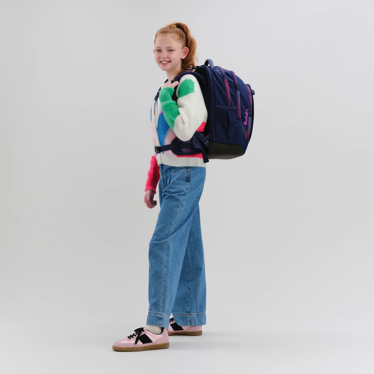 Zaino Satch Match Plus Seismic Pink indossato da uno studente