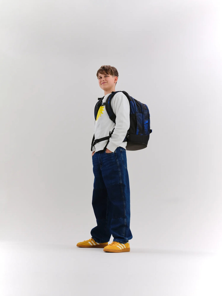 Zaino Satch Pack Seismic Blue indossato da uno studente