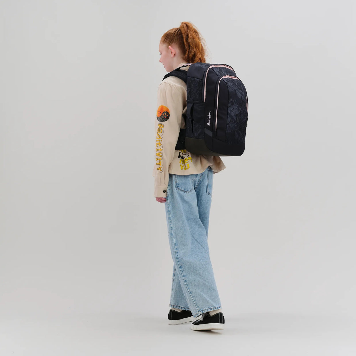 Zaino Satch Air Midnight Jungle indossato da uno studente