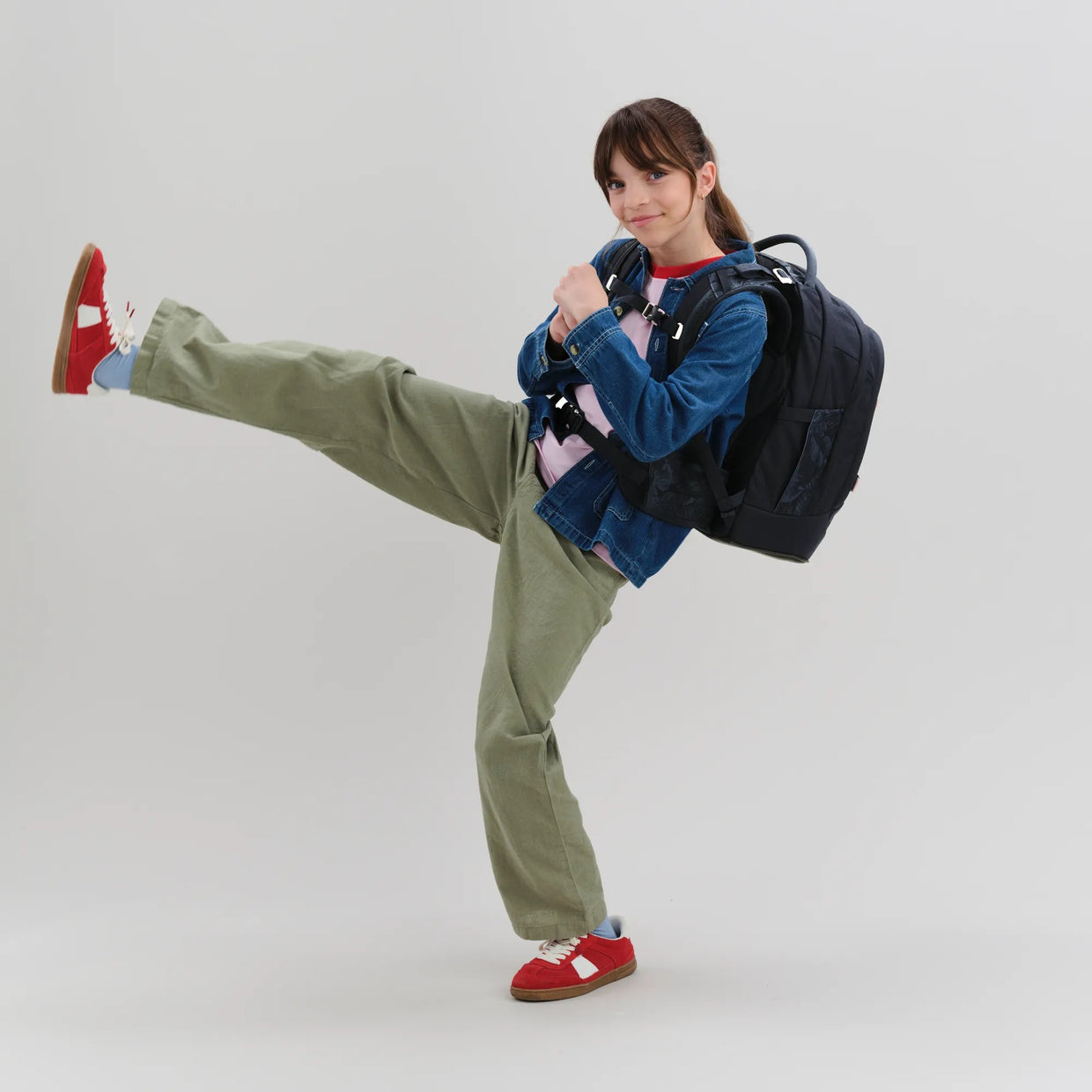 Zaino Satch Pack Midnight Jungle indossato da uno studente