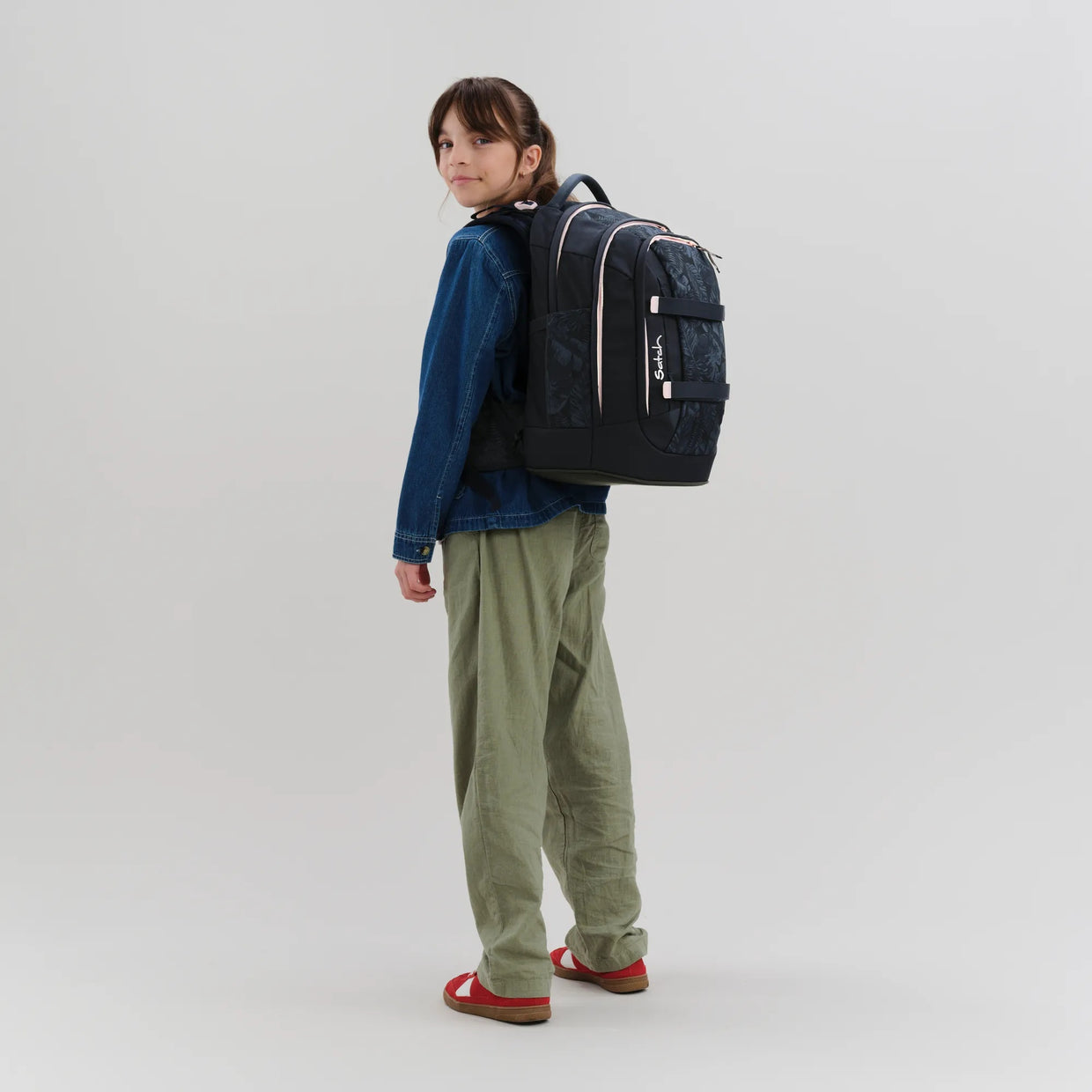 Zaino Satch Pack Midnight Jungle indossato - dettaglio