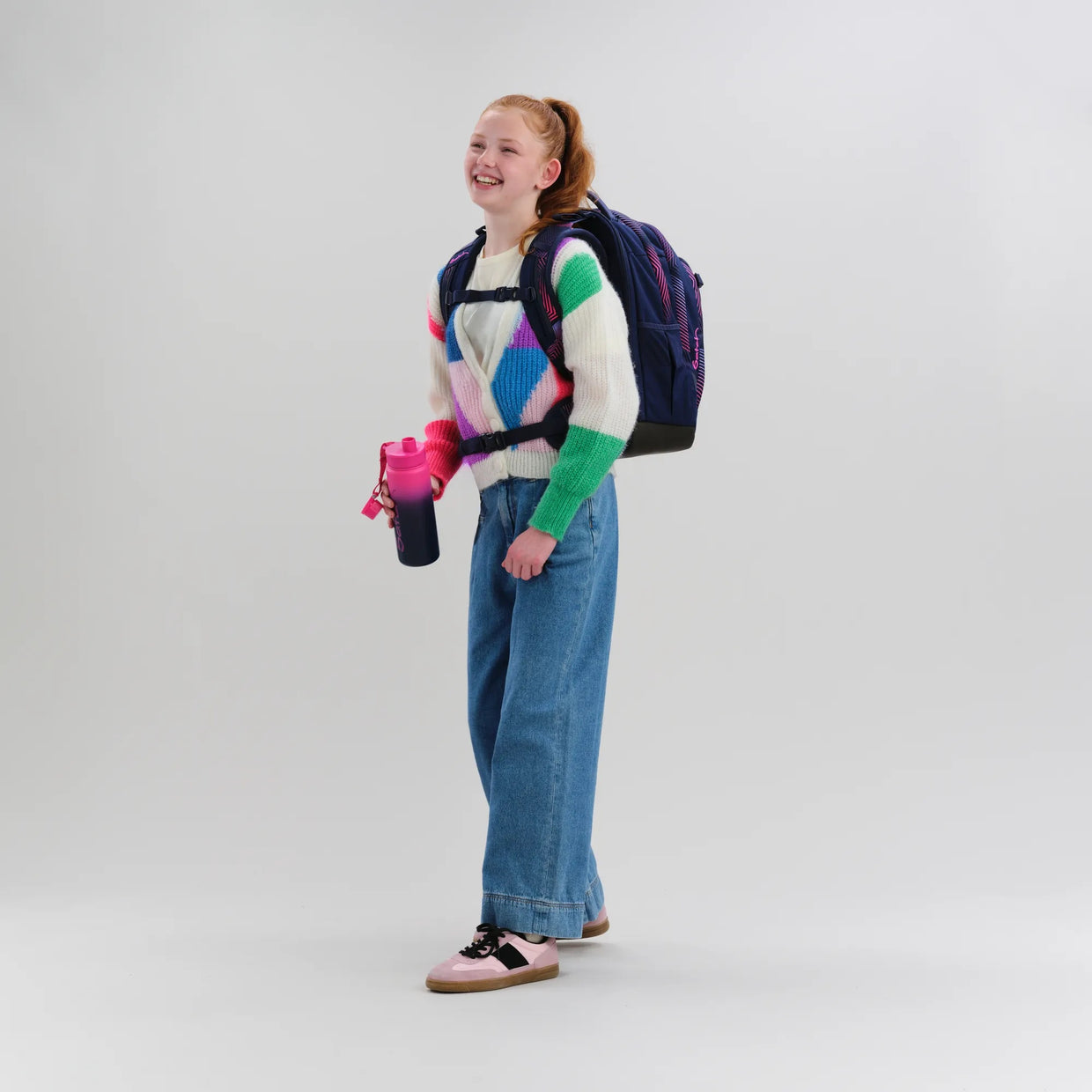 Zaino Satch Match Plus Seismic Pink indossato - vista laterale